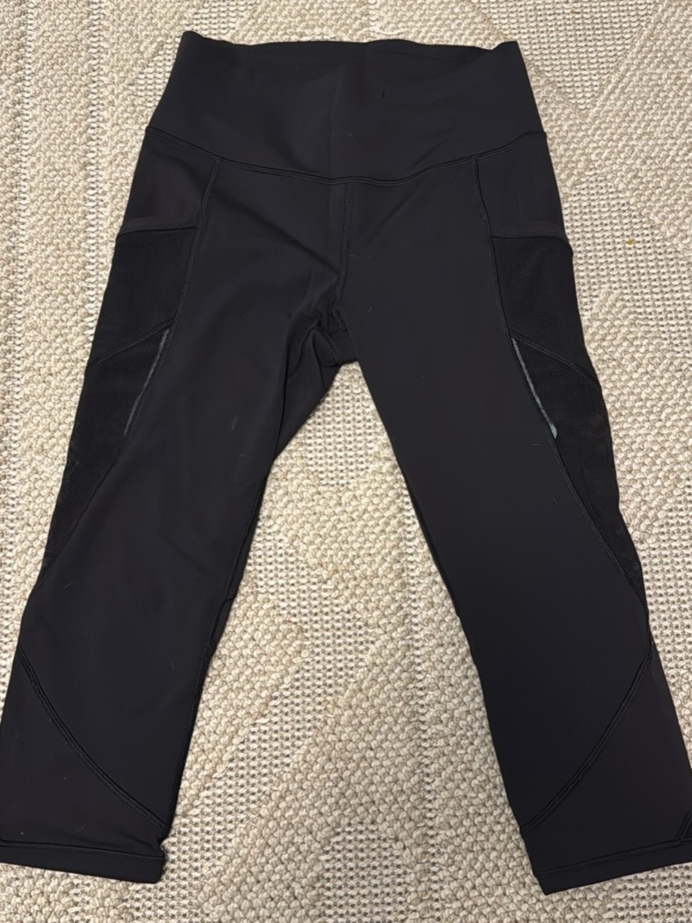 lululemon Black 20” cropped leggings with mesh panel